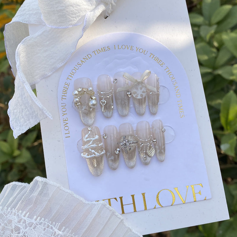 ongles d'hiver et noël, détail perle sapin doré, flocon de neige, strass beige et blanc