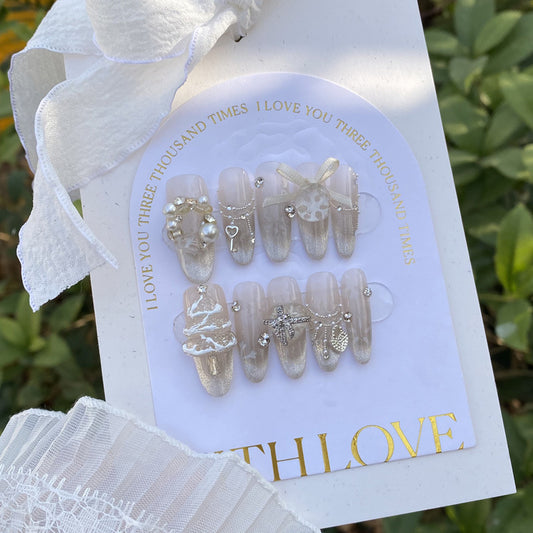 ongles d'hiver et noël, détail perle sapin doré, flocon de neige, strass beige et blanc