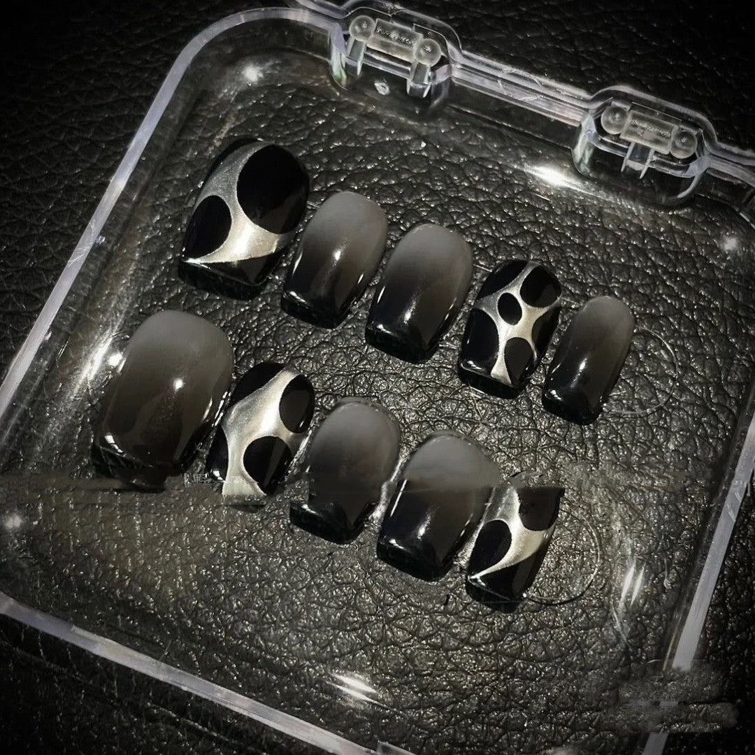 ongles court à motif cercles asymétriques, noir et argenté 