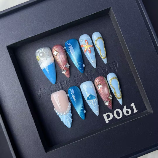 ongles à motif étoilé de mer, strass dégradé, plage et coquillage bleu, rose, beige et blanc