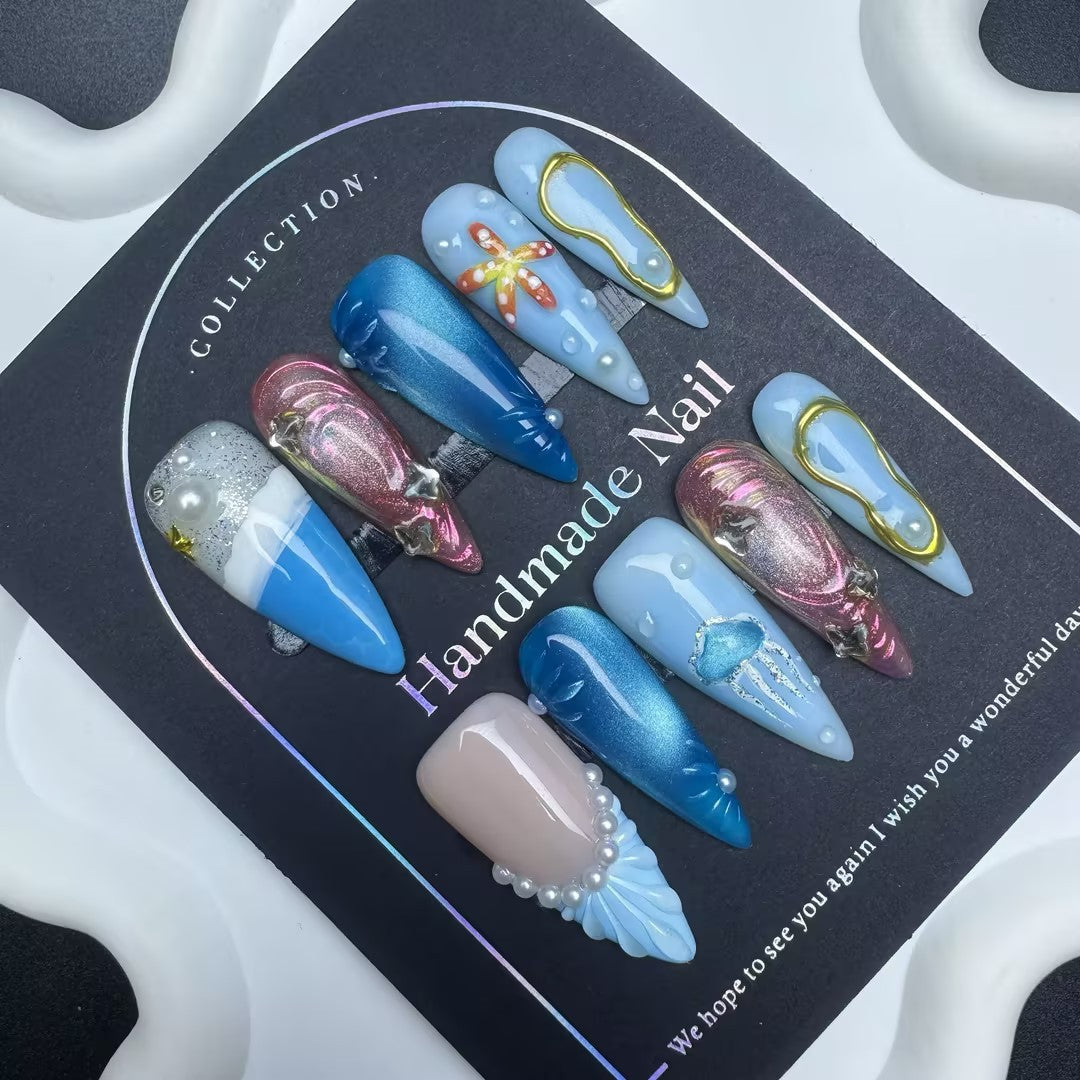 ongles à motif étoilé de mer, strass dégradé, plage et coquillage bleu, rose, beige et blanc