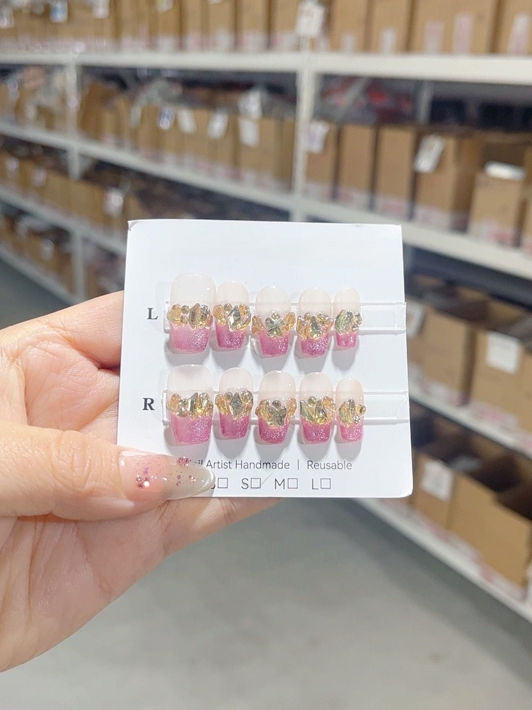 ongles rose et blanc transparent avec strass brillant 