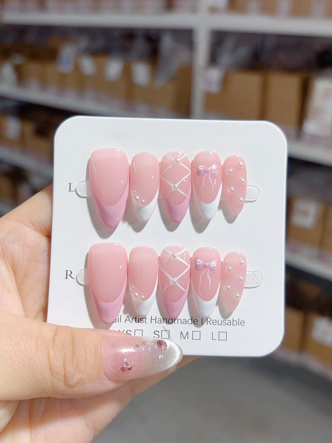 ongles rose et blanc, avec ruban et nœud papillon mignon et perle