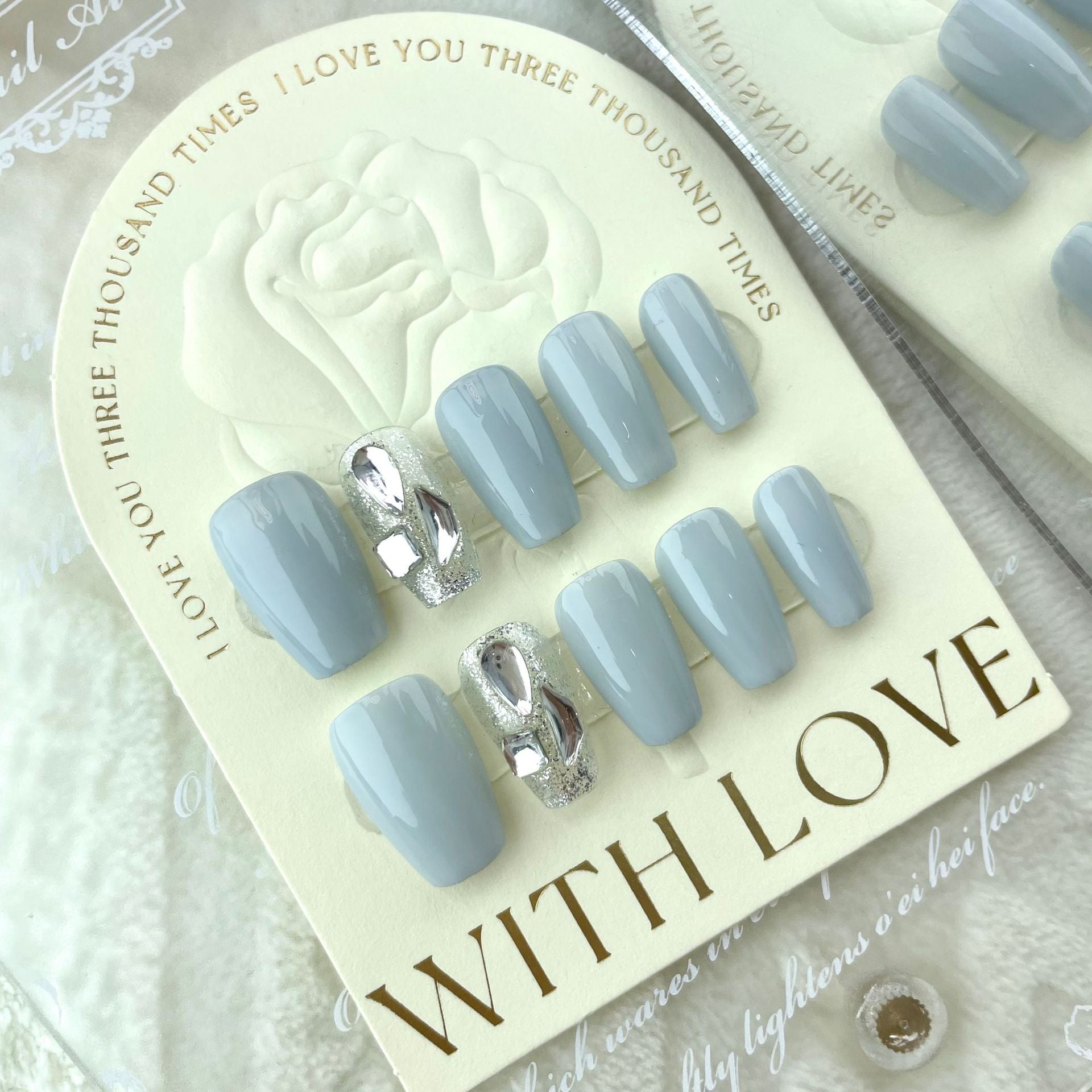 ongles bleu clair et argenté pailleté strass