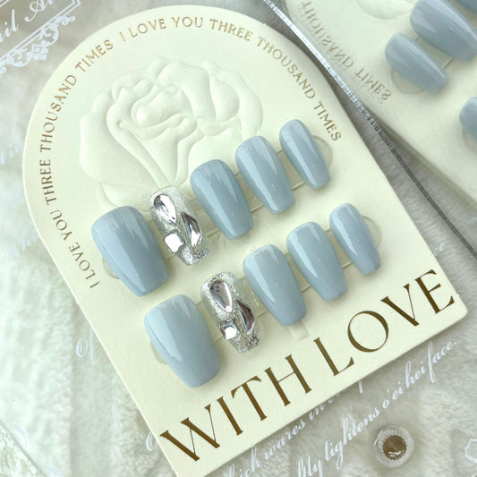 ongles bleu clair et argenté pailleté strass