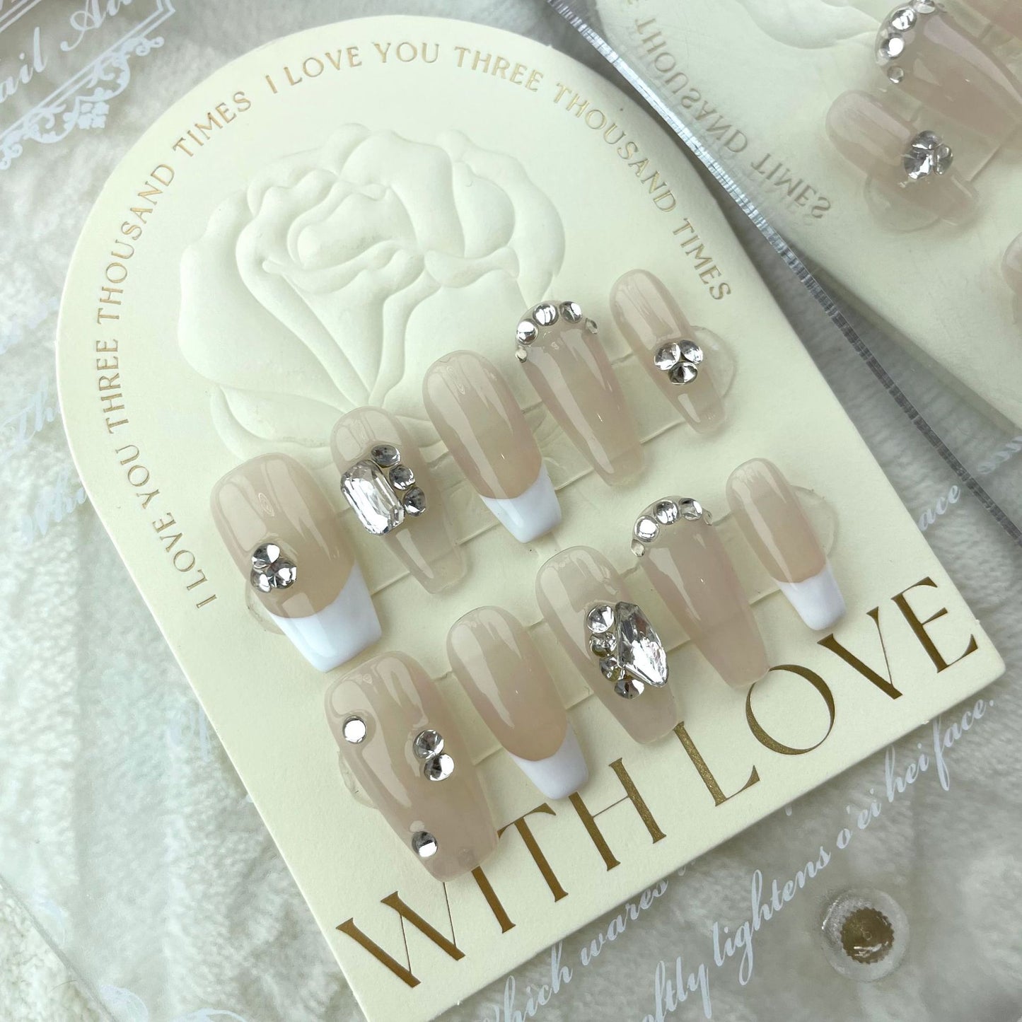 french manucure avec des strass argenté, couleur beige et blanc