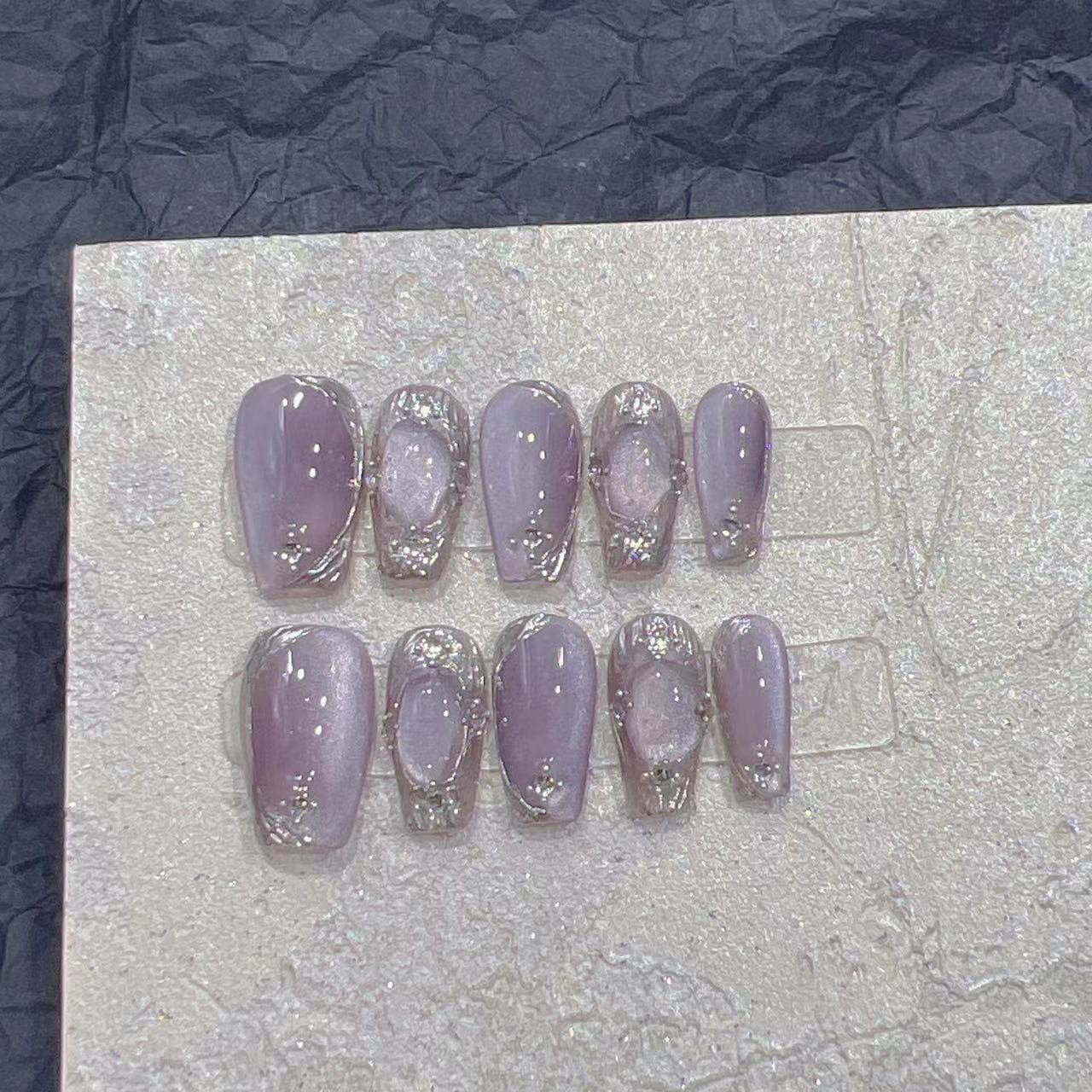 ongle féérique ou elfique violet cateye, avec détail argenté/métallique 