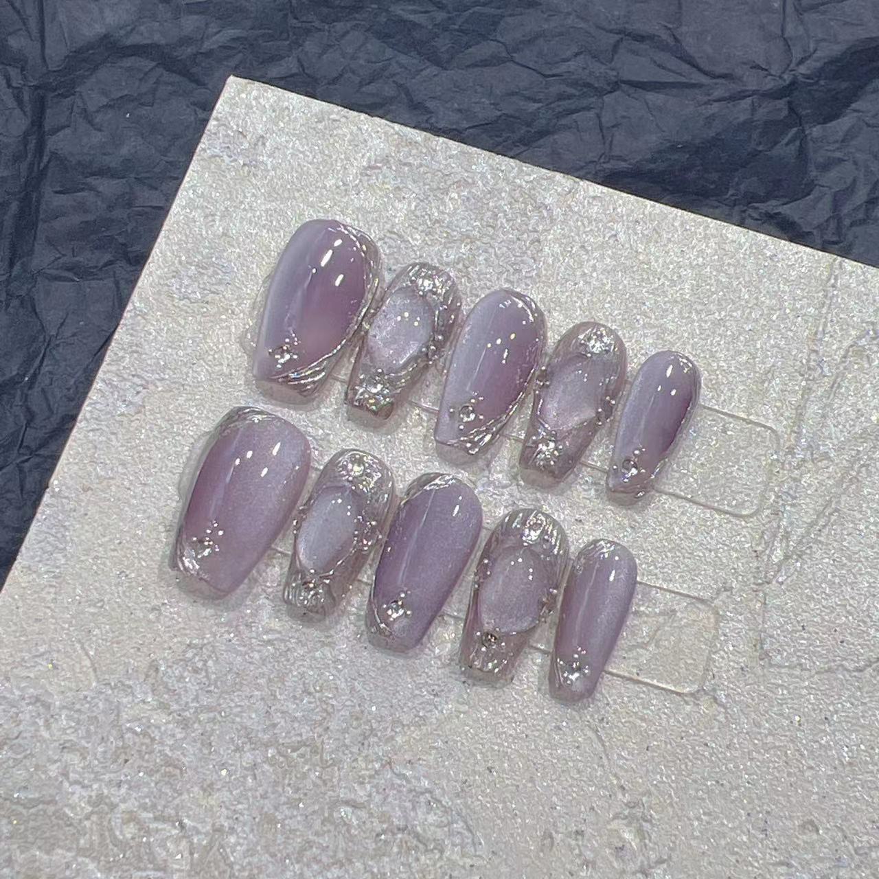 ongle féérique ou elfique violet cateye, avec détail argenté/métallique 
