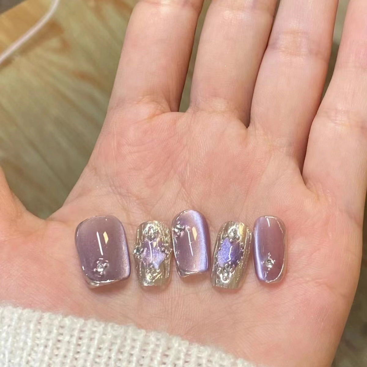 ongle féérique ou elfique violet cateye, avec détail argenté/métallique 
