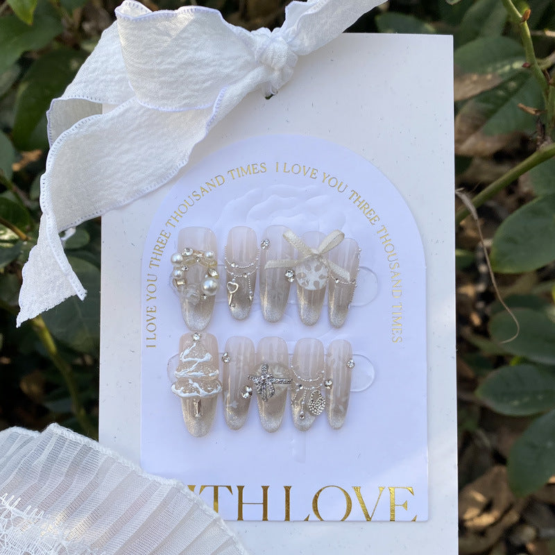 ongles d'hiver et noël, détail perle sapin doré, flocon de neige, strass beige et blanc