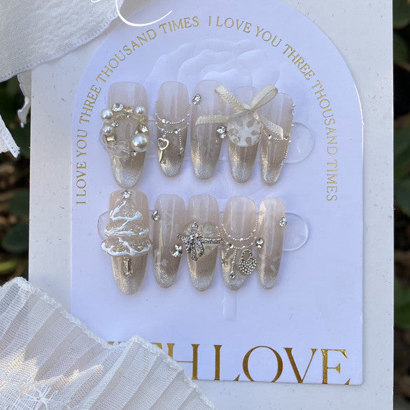 ongles d'hiver et noël, détail perle sapin doré, flocon de neige, strass beige et blanc