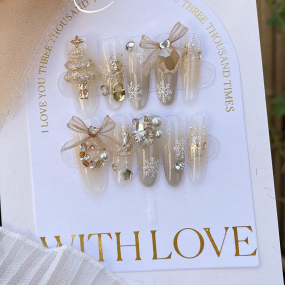 ongles d'hiver et noël, détail perle sapin doré, flocon de neige, strass beige et blanc