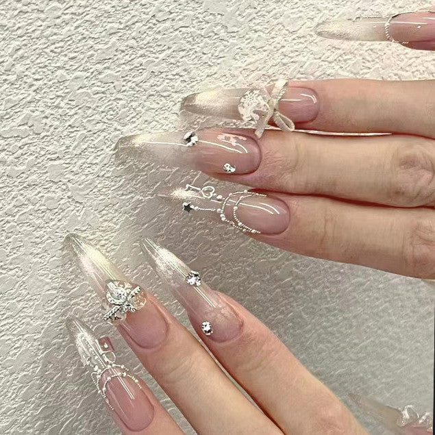 ongles d'hiver et noël, détail perle sapin doré, flocon de neige, strass beige et blanc