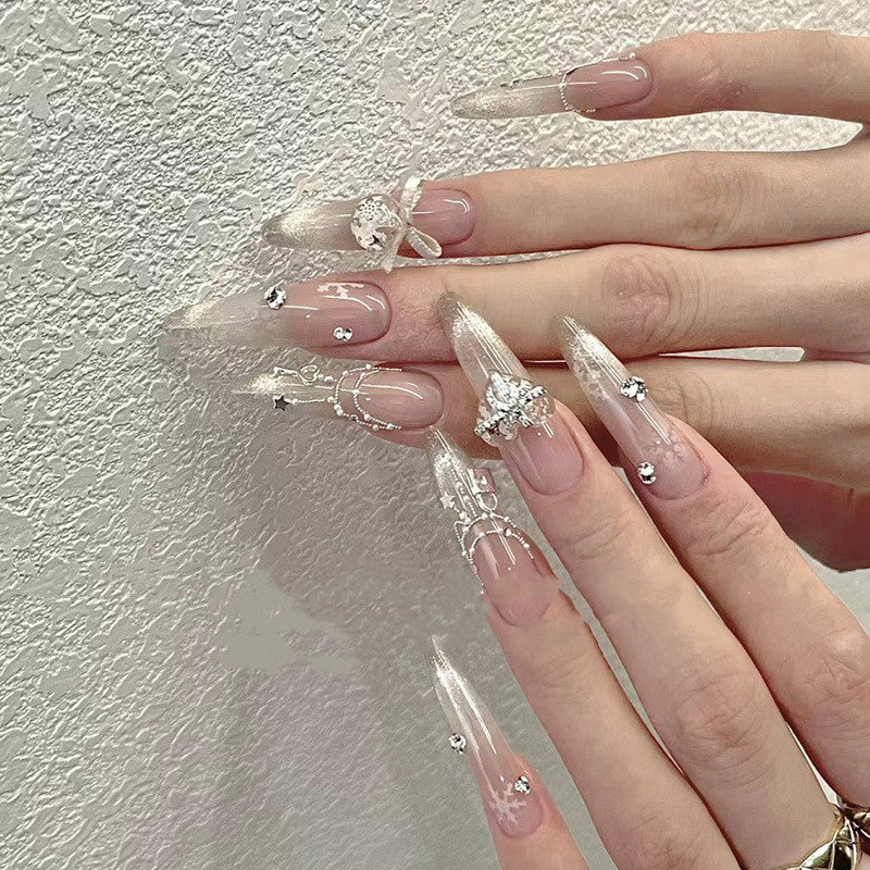 ongles d'hiver et noël, détail perle sapin doré, flocon de neige, strass beige et blanc