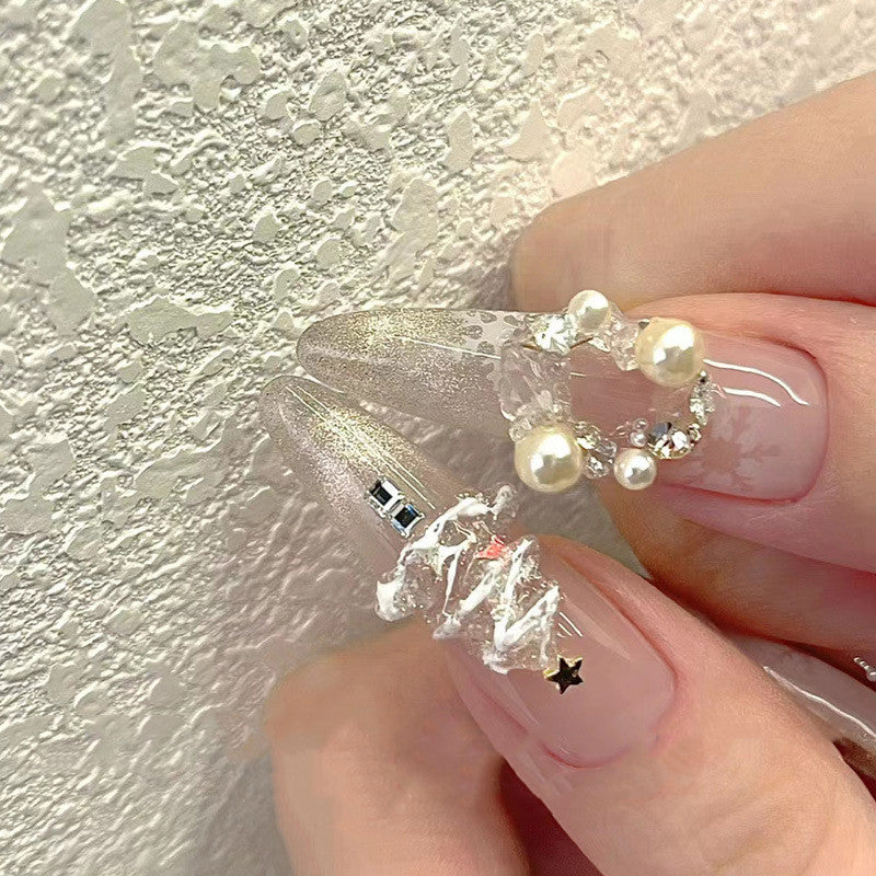 ongles d'hiver et noël, détail perle sapin doré, flocon de neige, strass beige et blanc