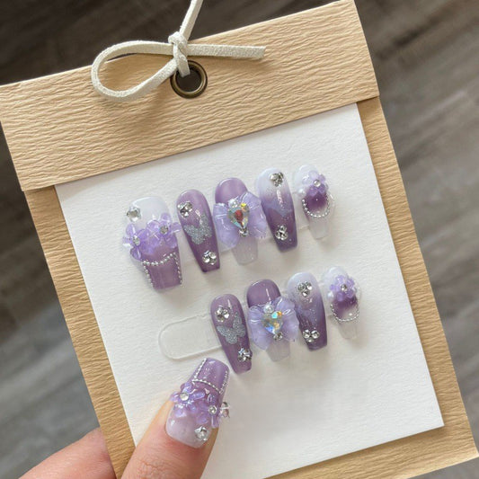 ongles violet avec fleurs et papillons, strass
