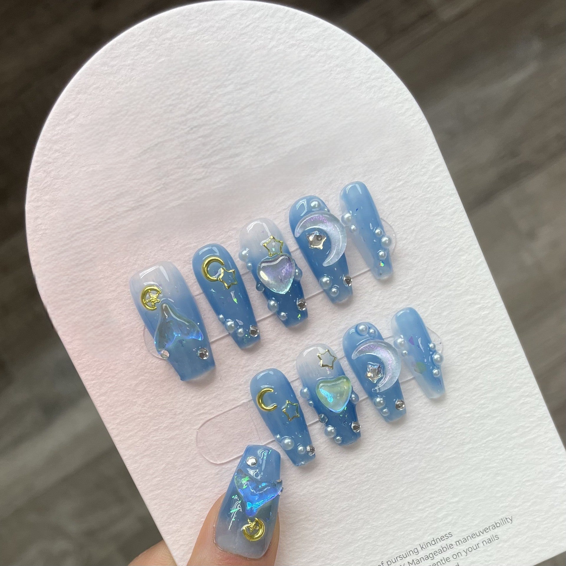 ongles bleu et blanc avec perle, strass, cœur et lune 