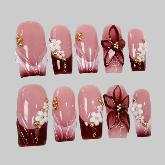 Coquillage rouge & éclat doré

Red Shell capture la chaleur d’un rouge profond associé à la douceur d’un coquillage nacré.
Sur une base rose‑rouge lumineuse, des fleurs blanches sculptées, des touches dorées et des détails marins subtils créent une manucure élégante, féminine et raffinée.
Un modèle à la fois doux et affirmé, parfait pour sublimer les mains avec caractère.    été ongles, faux-ongles, nails, press-on nails 