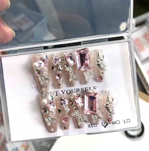 long ongles avec strass rose et perles, brillant et pailleté beige et golden rose