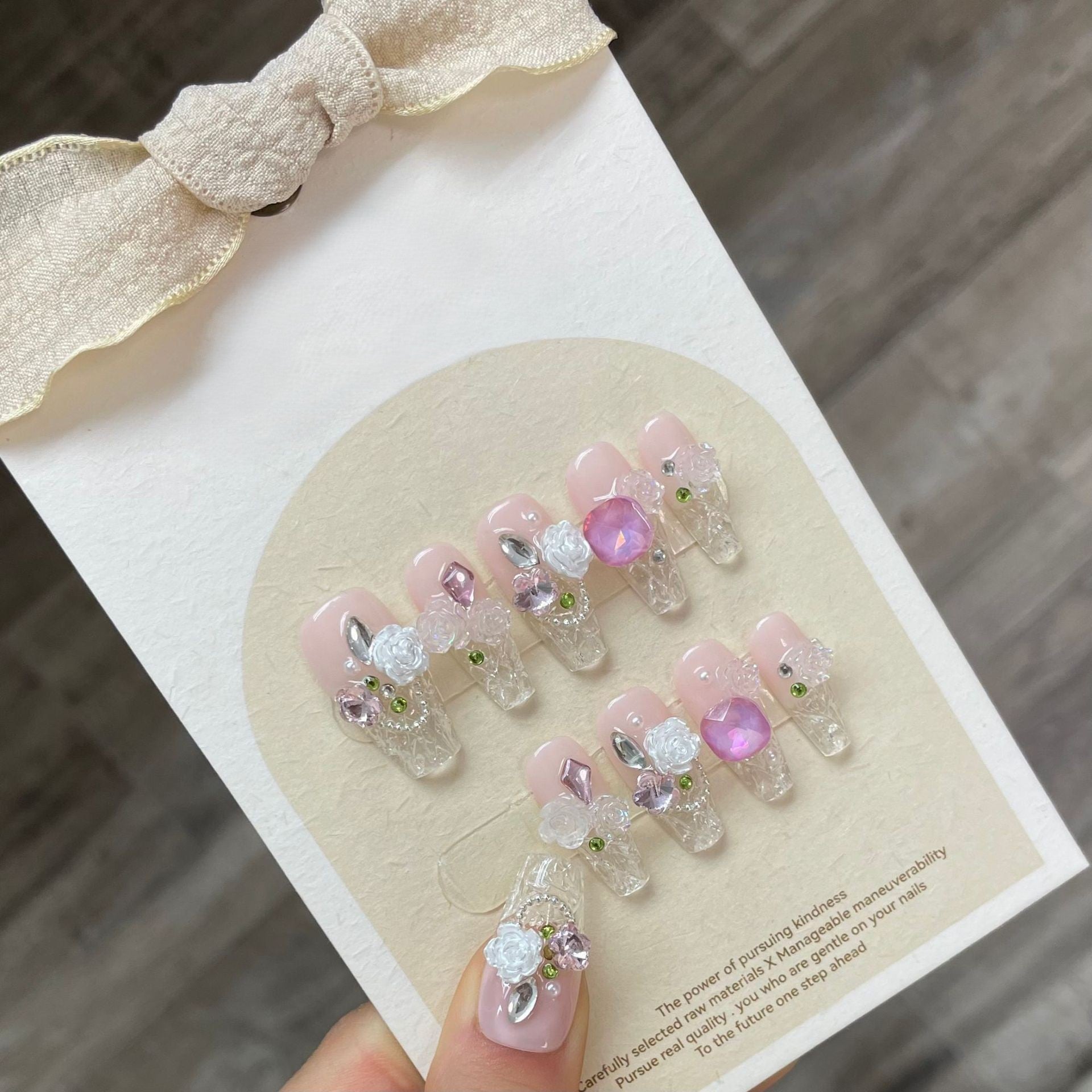 ongle rose avec motif 3d rose blanche et rose, strass, paillette, brillant 