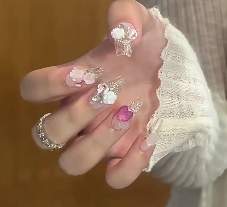 ongle rose avec motif 3d rose blanche et rose, strass, paillette, brillant 