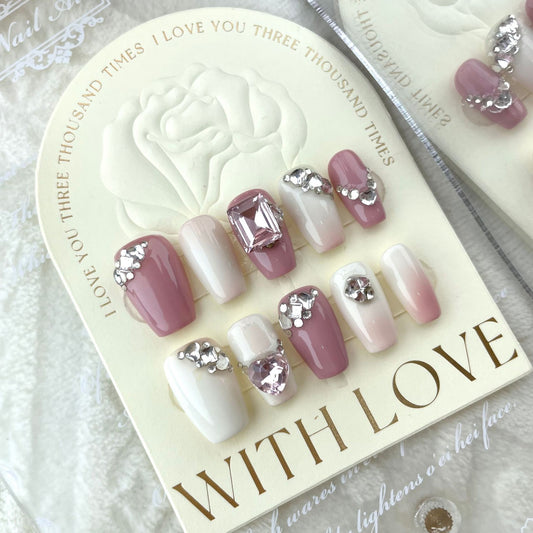 ongles rose et blanc avec strass gris 